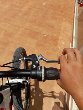 VENDO URGENTE bicicleta rockrider blanca y roja