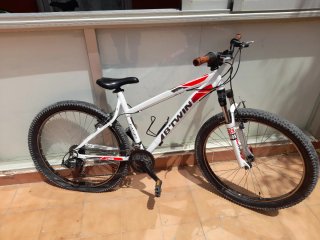 VENDO URGENTE bicicleta rockrider blanca y roja