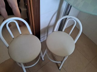 Banquetas de cocina beige y blancas