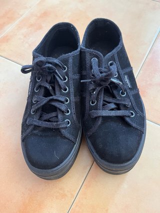 Zapatos negros con plataforma de la marca Victoria