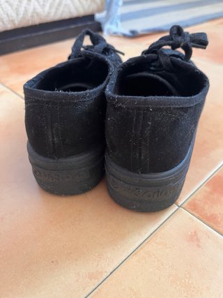 Zapatos negros con plataforma de la marca Victoria