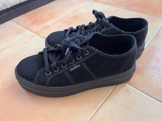 Zapatos negros con plataforma de la marca Victoria