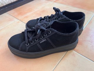 Zapatos negros con plataforma de la marca Victoria