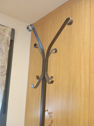 Perchero de pie metal y madera.no tiene madera