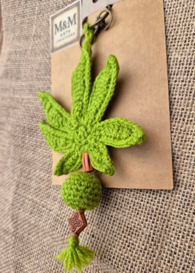 Llavero hoja crochet verde