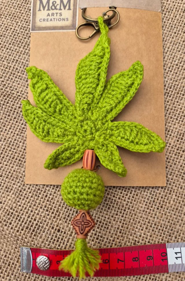 Llavero hoja crochet verde