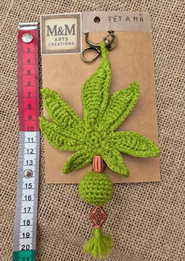 Llavero hoja crochet verde