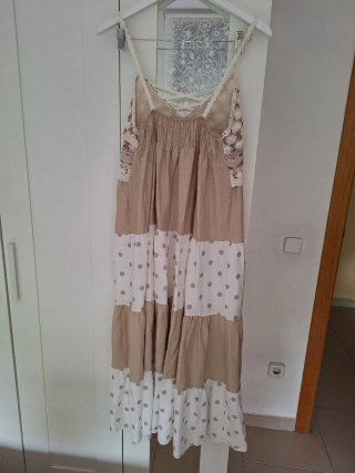 Vestido de crochet beige y blanco con volantes