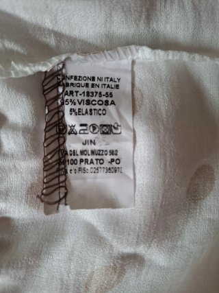Vestido de crochet beige y blanco con volantes