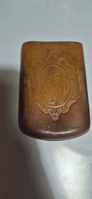 Tabaquera de cuero con grabado