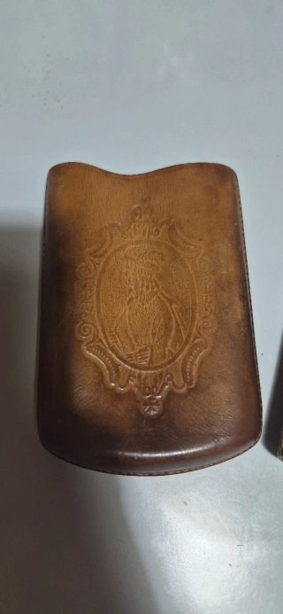 Tabaquera de cuero con grabado