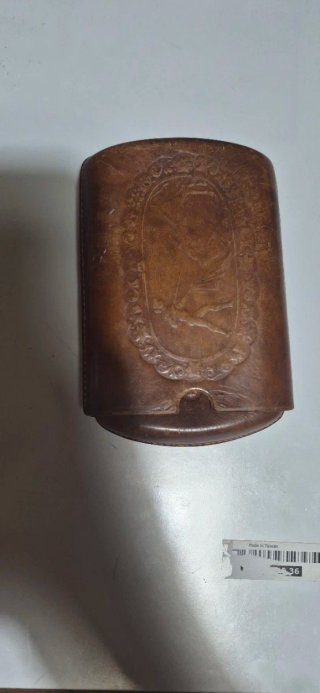 Tabaquera de cuero con grabado