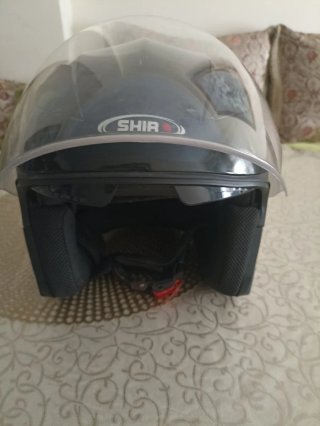 Casco de moto negro con visera