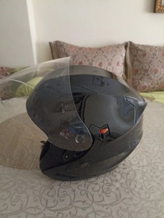 Casco de moto negro con visera