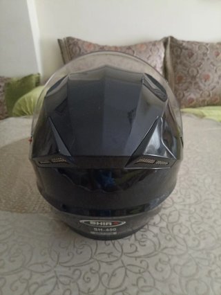 Casco de moto negro con visera