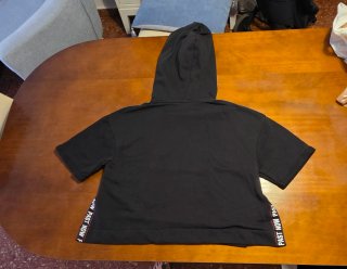 Sudadera negra corta con capucha