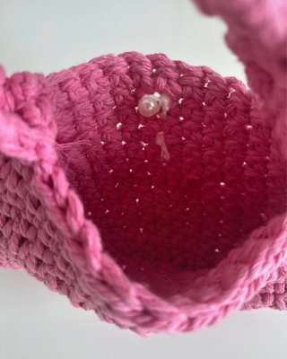 Bolso de mano crochet rosa con perla