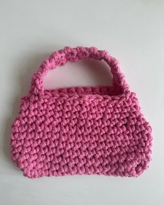 Bolso de mano crochet rosa con perla