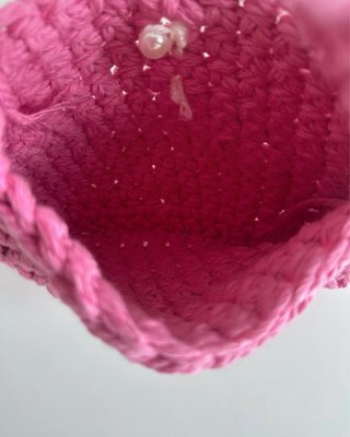 Bolso de mano crochet rosa con perla