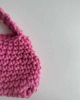 Bolso de mano crochet rosa con perla
