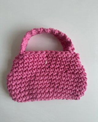 Bolso de mano crochet rosa con perla