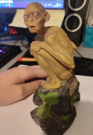 Figura Gollum con pez.