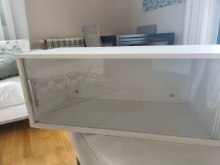 Armario colgante blanco y cristal
