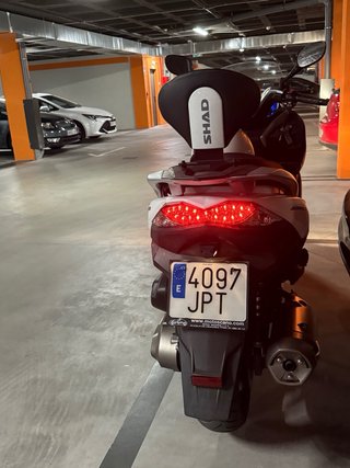 Kawasaki J300 Maxi Scooter Blanca