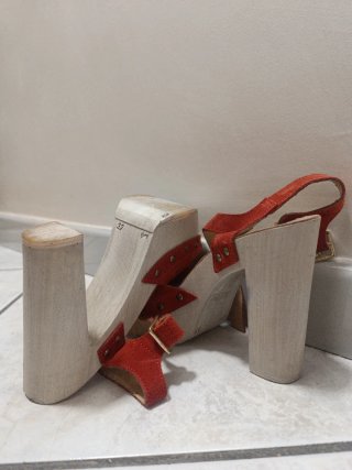 Zeppa estiva beige e rosse