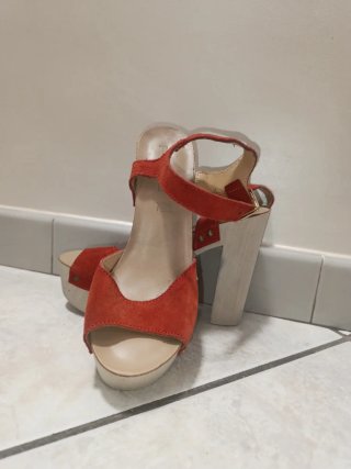 Zeppa estiva beige e rosse