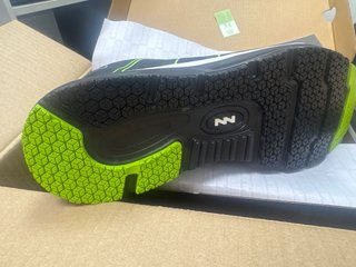 Zapato de seguridad Kingsmann negro y verde
