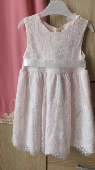 Vestido rosa de encaje con fajín talla 92cm