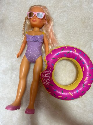 Muñeca Nancy de baño con gafas