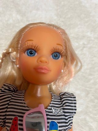 Muñeca Nancy de baño con gafas