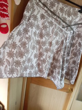 Falda estampada flores marrón y blanco
