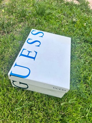 Zapatos de tacón Guess blancos y azules