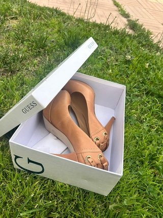 Zapatos de tacón Guess blancos y azules