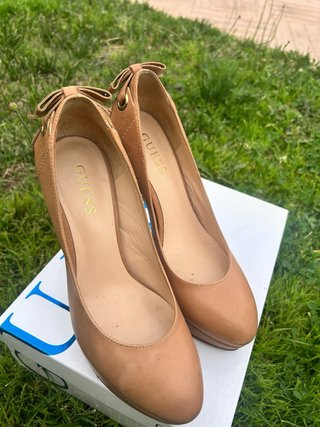 Zapatos de tacón Guess blancos y azules