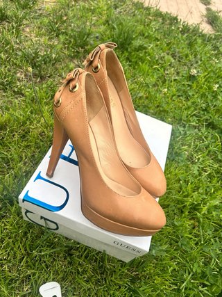 Zapatos de tacón Guess blancos y azules