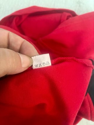 Chaqueta sin mangas con capucha roja y negra