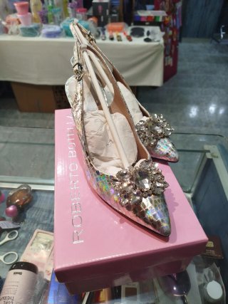 Sandalias de piel con adorno de pinza.