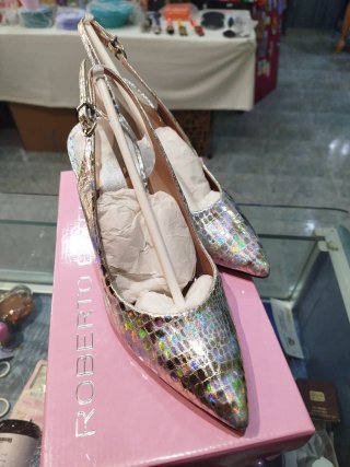 Sandalias de piel con adorno de pinza.