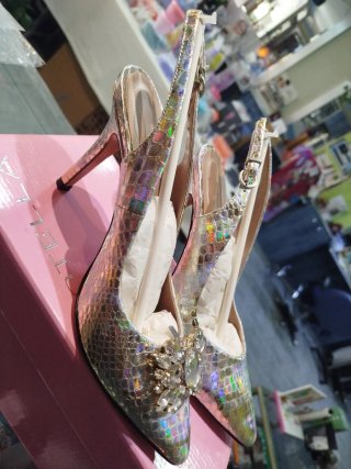 Sandalias de piel con adorno de pinza.