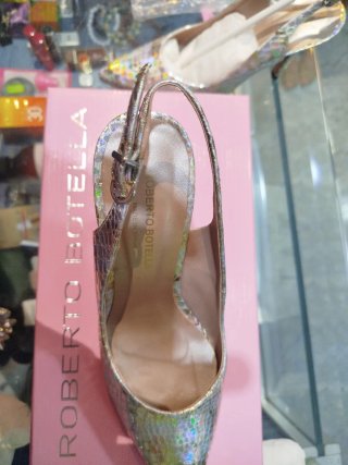 Sandalias de piel con adorno de pinza.