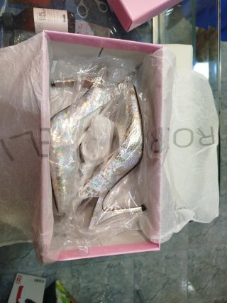 Sandalias de piel con adorno de pinza.