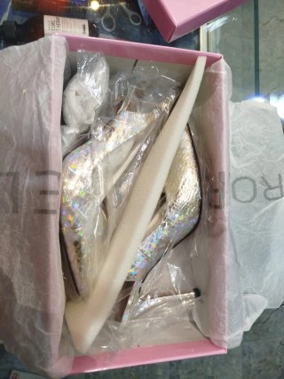 Sandalias de piel con adorno de pinza.