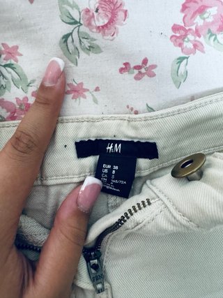 Shorts beige con encaje