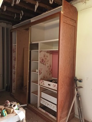 Armario de madera con puertas correderas