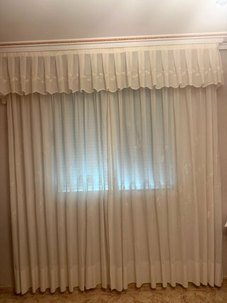 Cortinas blancas rotas