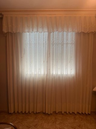 Cortinas blancas rotas